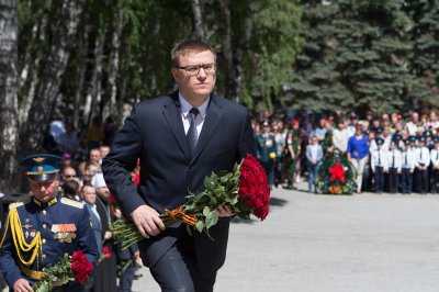 В память о погибших в годы Великой Отечественной войны Алексей Текслер возложил цветы к Вечному огню