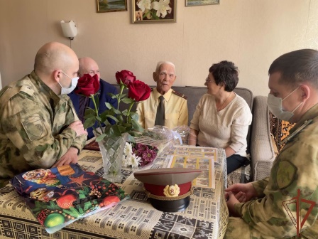 Военнослужащие Росгвардии поздравили фронтовика-ветерана из Трехгорного с 96-летием