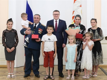 На Урале семью офицера Росгвардии наградили медалью ордена «Родительская слава»