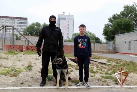 В Челябинске росгвардейцы исполнили мечту мальчика, победившего рак