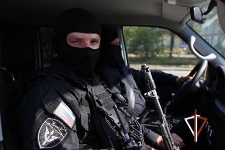 В Челябинске бойцы транспортного ОМОН помогли девушке, попавшей в ДТП 