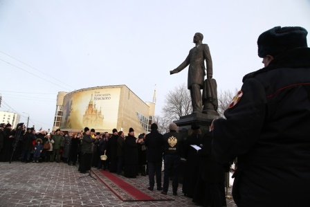 Сотрудники Росгвардии приняли участие в открытии памятника Александру II в Челябинске 