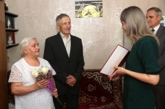 Глава округа Сергей Семков поздравил супружескую пару с 50-летием совместной жизни.