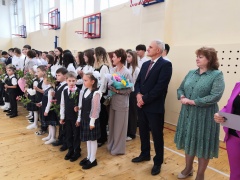 Глава округа посетил праздничную линейку в школе №1 