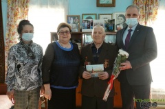 Глава Усть-Катава поздравил ветерана с юбилеем