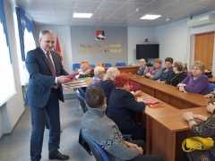 Глава Усть-Катава поздравил с наступающими праздниками Совет ветеранов округа