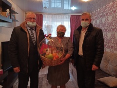 В Усть-Катаве вручили подарок от губернатора маме Героя России