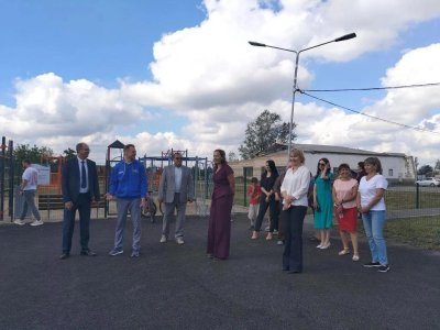 Обновленное общественное пространство в Песчаном посетил партийный десант