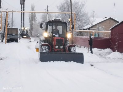На территории округа ведутся работы по очистке дорог от снега Сегодня на борьбу со снежными заносами по всей территории Увельского округа вышло 20 тракторов, грейдеров и другой техники