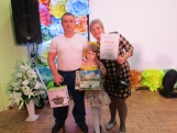 Семья Вялковых получила диплом и ценный падарок.