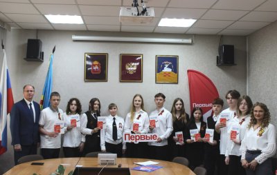 Глава района вручил паспорта активистам Движения Первых