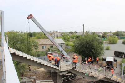 Начался ремонт пешеходного моста через железную дорогу