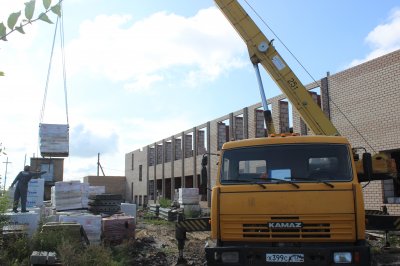 Строительство новой школы в п. Увельском продолжается