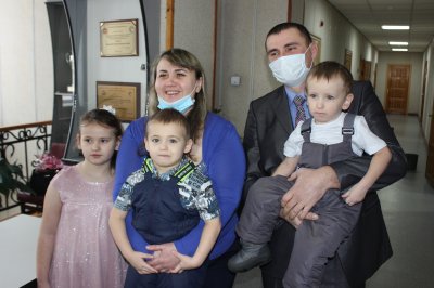 Молодая семья из п. Увельского получила соцвыплату на улучшение жилищных условий