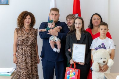 Министр социальных отношений Челябинской области Наталья Лугачева вручила молодой семье Сохликовых уведомление о праве на студенческий капитал