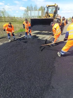 На региональных дорогах Челябинской области продолжаются работы по восстановлению дорожного покрытия