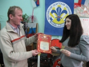 Директор Детско-юношеского клуба Сулимов С.Г. Вручает грамоту А.Григорьевой.