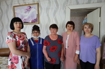 В знак внимания и благодарности в День социального работника депутат районного Собрания Ирина Закирова провела рабочий день вместе с рядовым социальным работником Гульнарой Махмутовой.