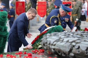 Алексей Текслер возложил цветы к Вечному огню