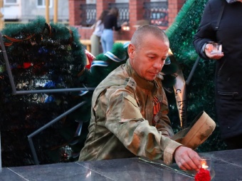 почтить память тех, кто защищал нашу Родину в годы Великой Отечественной войны пришли исполняющий обязанности главы Кунашакского района Вилдан Хасанов вместе с другими заместителями главы, председателем Собрания депутатов Натальей Гусевой.