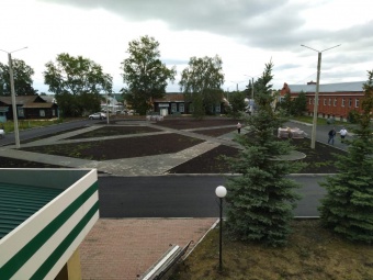 Близится к завершению благоустройство территории районной больницы.