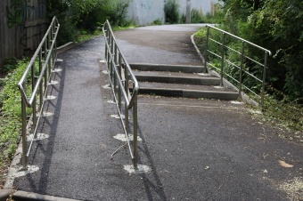 Теперь здесь есть и парковочные места, и площадка для детей