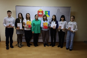 Сегодня глава района Сибагатулла Аминов наградил волонтеров за активное участие в организации Всероссийской переписи населения.