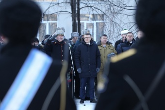 В память о южноуральцах, воинах-интернационалистах, губернатор Алексей Текслер возложил цветы к мемориалу «Доблестным сынам Отечества»