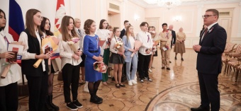 Алексей Текслер вручил паспорта юным южноуральцам