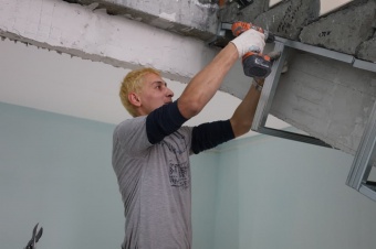 В новой школе работают 40 строителей