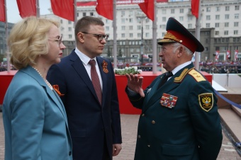 Алексей Текслер на торжественном построении в Челябинске поздравил южноуральцев с Днем Победы 