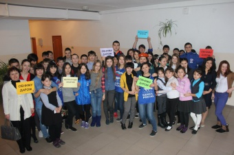 Команда УКСМПиИ, молодежные организации "Территория Добра" и "Молодая Гвардия" провели акцию "Обниму даром" в Кунашакской СОШ, посвященную Дню объятий