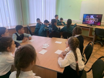 В рамках трека "Орленок-эрудит" программы развития социальной активности учащихся начальной классов "Орлята России" партнерами была организована всеми известная телевизионная игра "Что? Где? Когда?". 