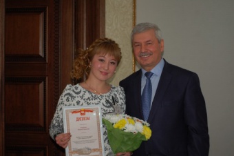 23 декабря 2013 года Владимир Викторович Мякуш, председатель ЗСО  вручил дипломы и денежные премии лауреатам двух конкурсов Законодательного Собрания среди журналистов – «Золотое перо» и «Открытый взгляд»