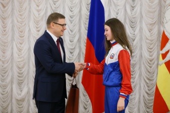 Алексей Текслер вручил награды за победы в конкурсах патриотической направленности детям и их педагогам