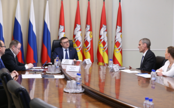 Алексей Текслер и руководитель ЗАО «Интерсвязь» Леонид Вахрамеев заключили соглашение о развитии в регионе информационных технологий