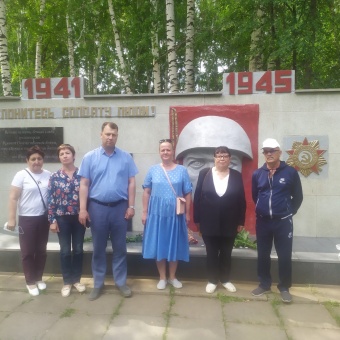 В День памяти и скорби возложение цветов к мемориалу погибшим солдатам - новобуринцам.