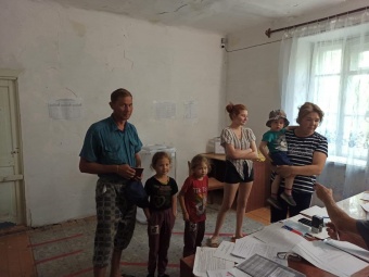 Жители станции Нижняя Фомины сегодня приняли участие в повторном голосовании за сельского депутата в округе номер 3 в Усть-Багарякском сельском поселении. 