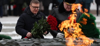 В День защитника Отечества Алексей Текслер возложил цветы к Вечному огню 