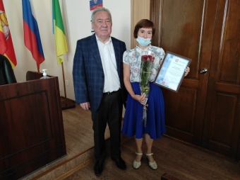 глава района Сибагатулла Аминов вручил Ирине Давлетовой, библиотекарю районной детской библиотеки, благодарственное письмо Министерства культуры Челябинской области. 