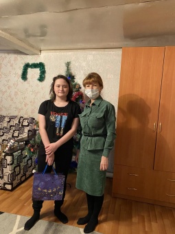 Заместители главы района подарили детям подарки