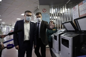 Губернатор Челябинской области Алексей Текслер посетил самый большой в регионе пункт вакцинации от коронавирусной инфекции и гриппа 