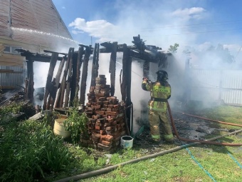 Утром на пульт дежурного диспетчера поступило сообщение о пожаре по адресу село Кунашак, улица Баймурзина.