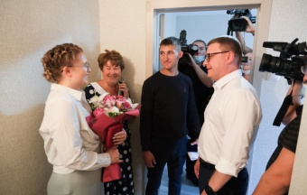 Алексей Текслер осмотрел новый многоквартирный дом в Челябинске, в который переедут переселенцы из аварийного жилья и дети-сироты