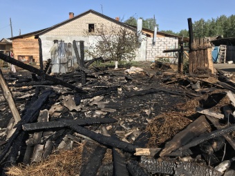 В результате пожара пострадал мужчина, который получил ожоги рук и ног. Также огнем уничтожены надворные постройки, сено и 2 головы КРС.