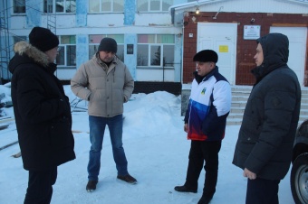 Глава района Рамиль Вакилов совместно с первым заместителем Альбертом Гиззатуллиным с рабочей поездкой посетили Куяшскую школу, где в настоящее время проводятся работы по ремонту крыши и спортзала.