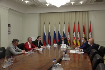 Алексей Текслер провел рабочую встречу с президентом Федерации фристайла России Алексеем Курашовым