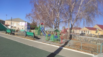 Почему не заканчивают обустройство детской площадки у фонтана? - этот вопрос задала нам сегодня молодая мама. 