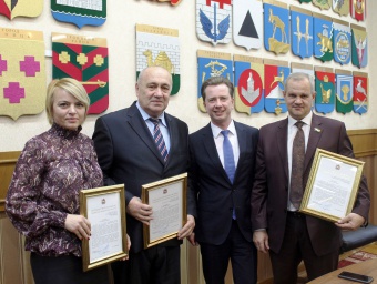 Владимир Бурматов вручил Благодарственные письма от Губернатора области.