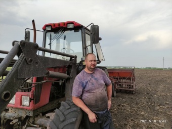 К(Ф)Х Гафарова Р. Р.: молодое хозяйство  Руслан Гафаров в это день на тракторе МТЗ-82 сеял пшеницу на 36 гектарах недалеко от 3 разъезда. Помогал ему Рустам Ишмухаметов на тракторе Т-150, готовя почву для посева.  - Фермерское хозяйство у меня молодое, эт